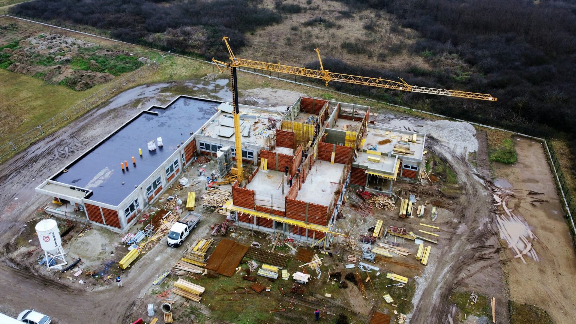 Aerial view of a building under construction with a tower crane
