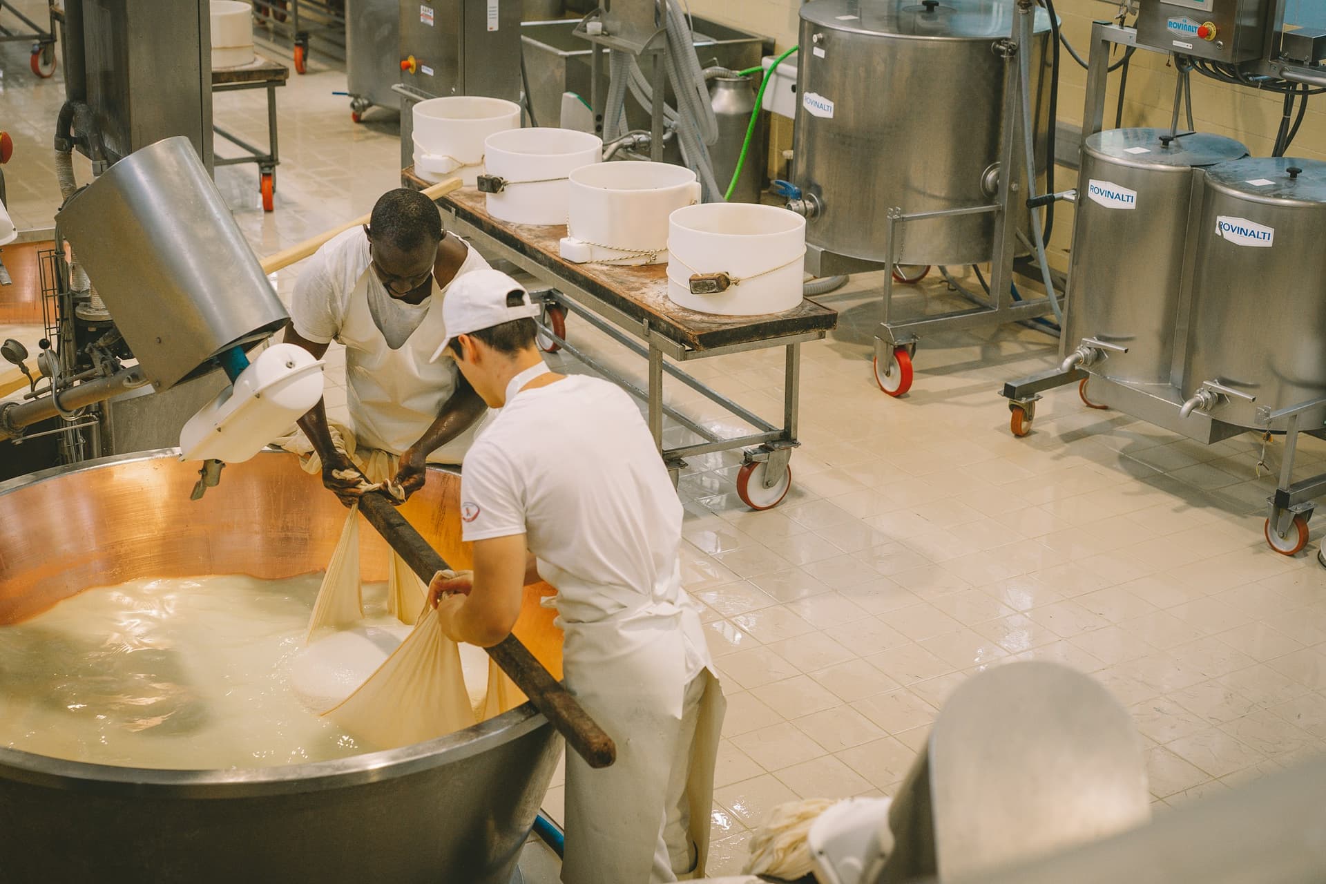 un gruppo di persone che lavorano in una fabbrica
