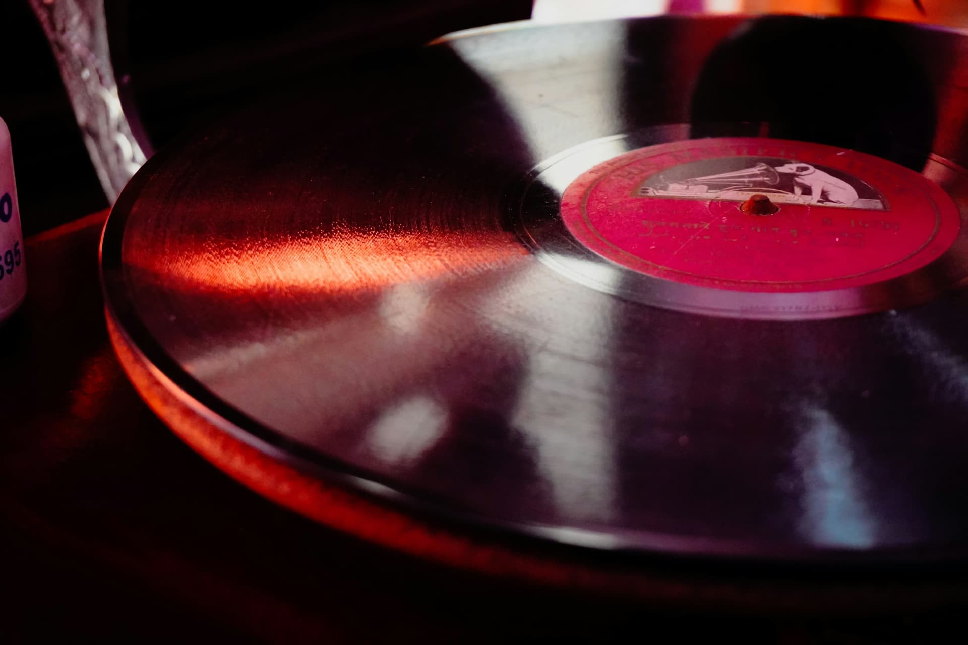 Primo piano di un disco in vinile che gira con etichetta rossa