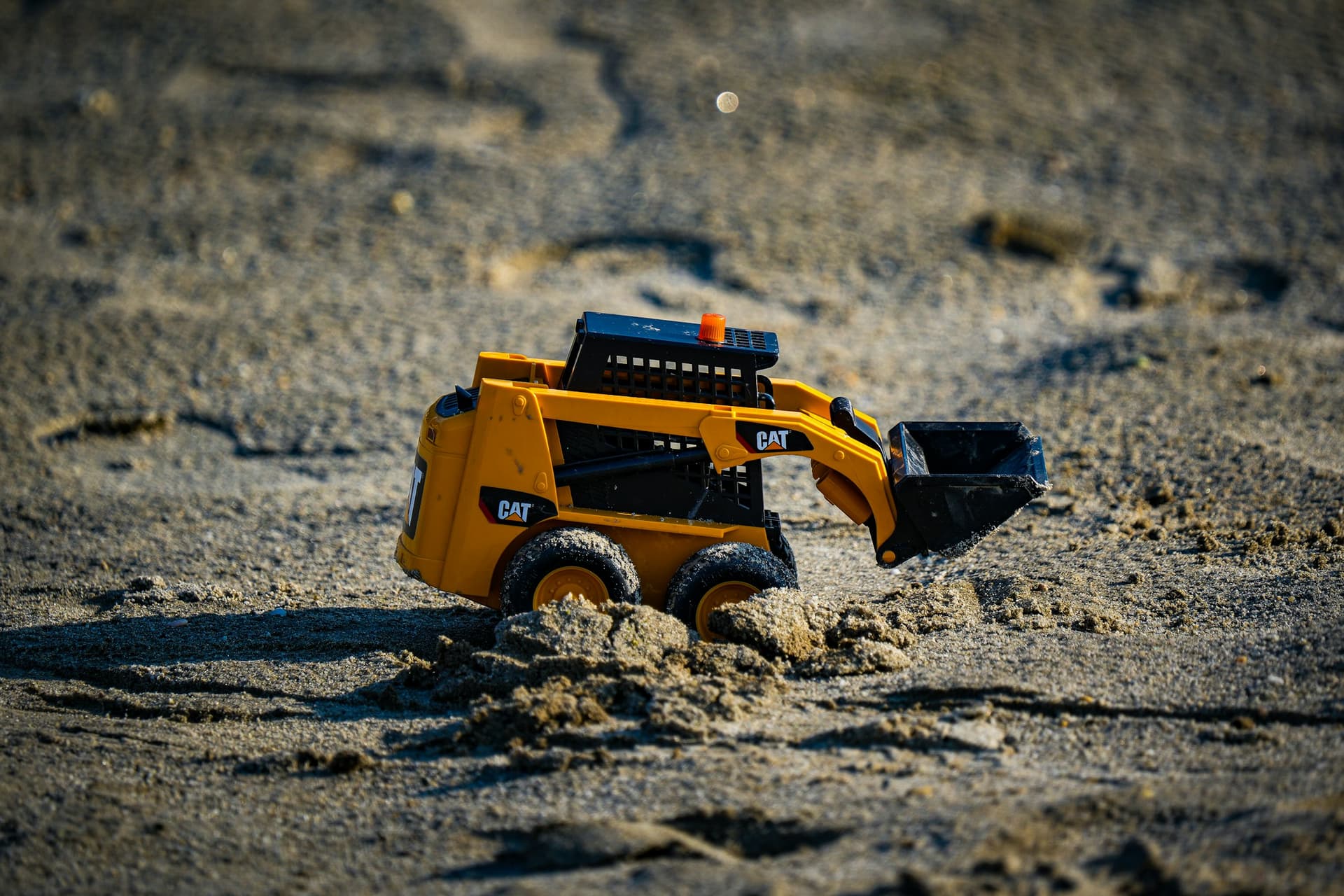Un caricatore giallo su una spiaggia sabbiosa