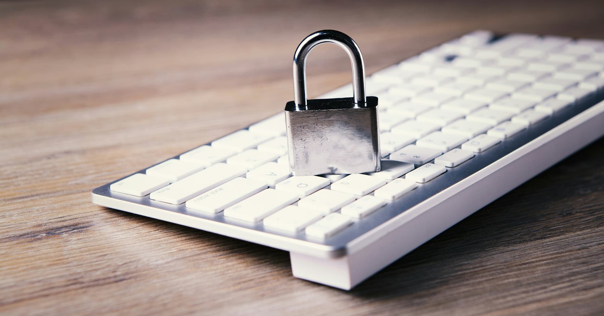 una tastiera del computer con un lucchetto sopra di esso