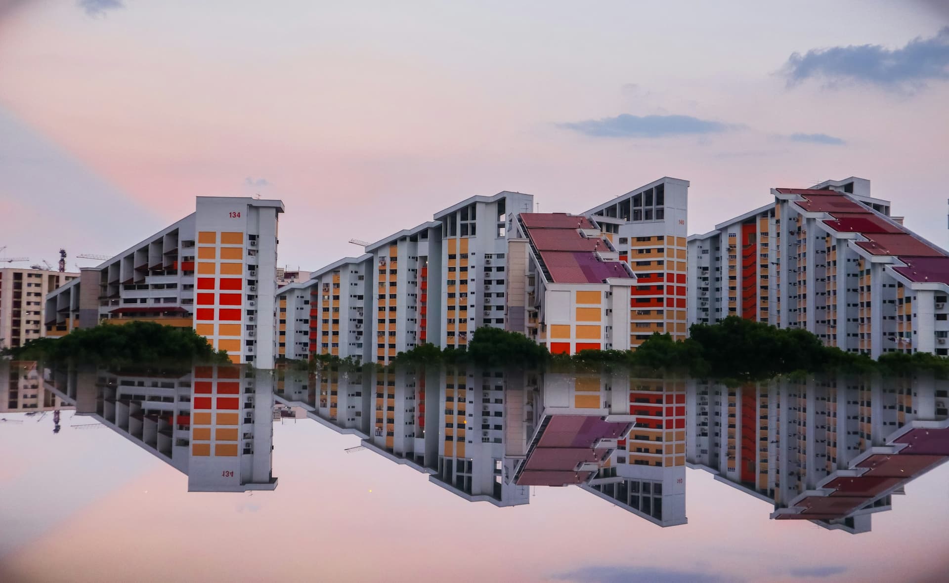 fotografia di riflessione di tre edifici